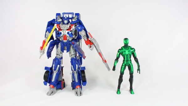 Transformers 4 Age Of Extinction Optimus Prime Leader Class Retail Version Action Figure Review  JPG (17 of 27)